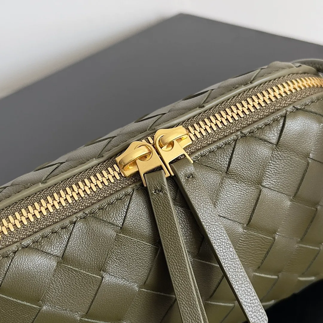 Batch 1260 BV new mini bag ceiling Bottegaveneta new Concert Pouch bag is small and has a large capacity. It can hold a Pro max mobile phone. The shoulder strap is adjustable for cross-body carry. It is very cost-effective when carried on one shoulder. The latest small bag in autumn has a lot of capacity. It can hold 4 short clips. I also tried it and it can hold one of my fists. It is cute, the capacity is touching and the length of the shoulder strap is adjustable for daily commuting. Full score 10 #bv woven bag Style number: 794258 Size: 18.5*11.5*8.5cm